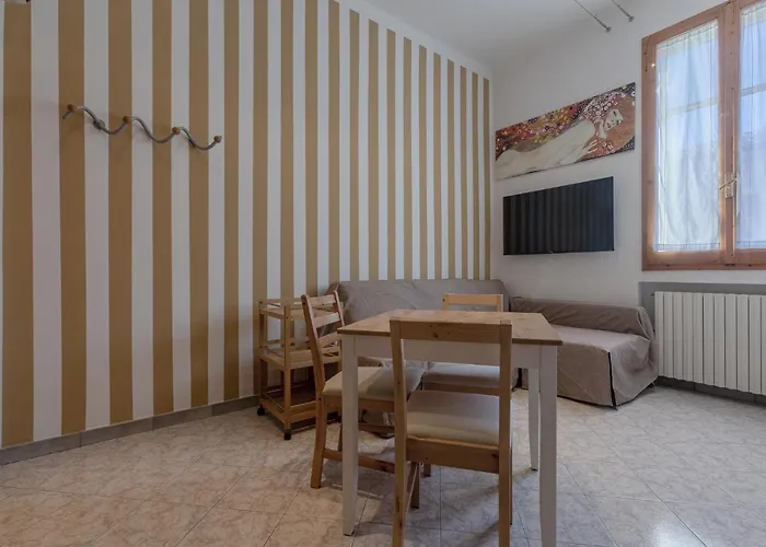 Apartment Urban Living Nest: Prime Location *
