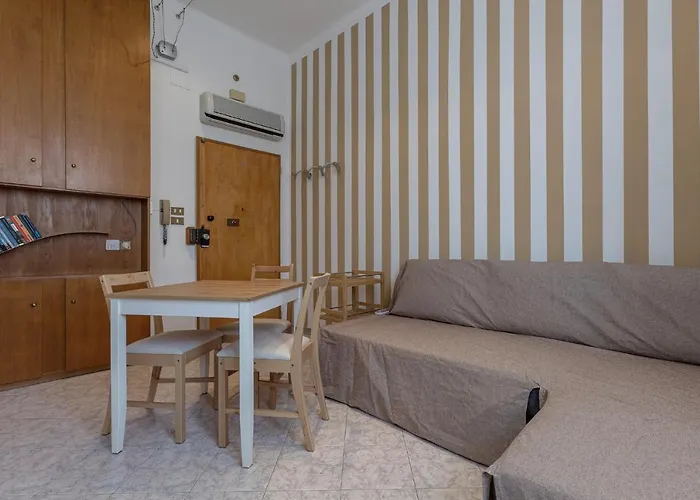 Apartment Urban Living Nest: Prime Location