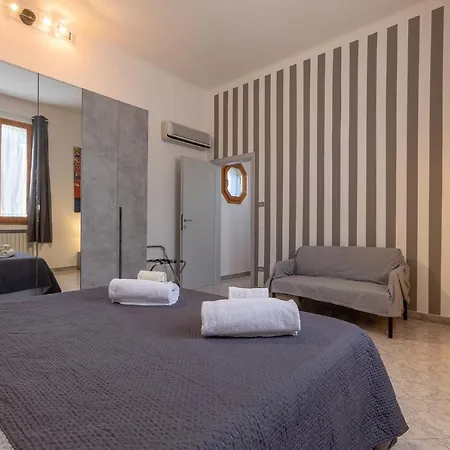 Urban Living Nest: Prime Location דירה *